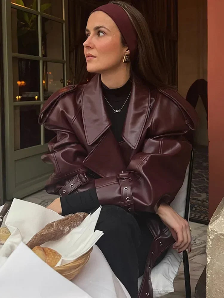 Veste en cuir oversize bordeaux, stylée et audacieuse